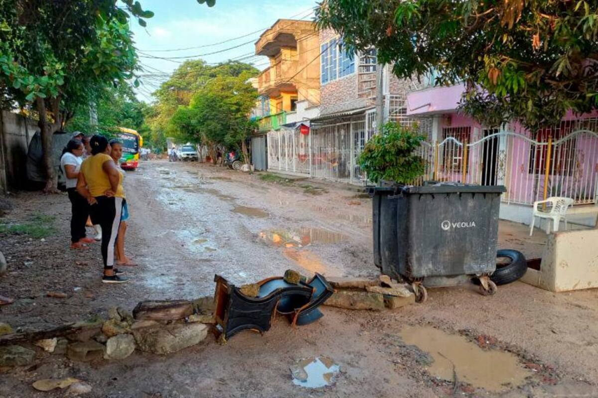 Por mal estado de la vía, cierran calle en San José de Los Campanos