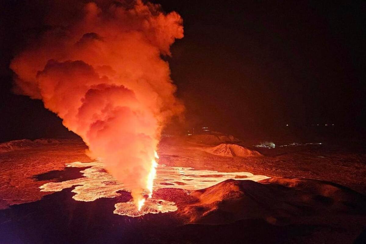 ¡Impactantes imágenes! Lava cruza carretera por erupción volcánica en Islandia