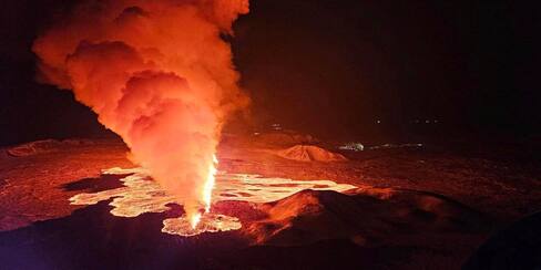 ¡Impactantes imágenes! Lava cruza carretera por erupción volcánica en Islandia