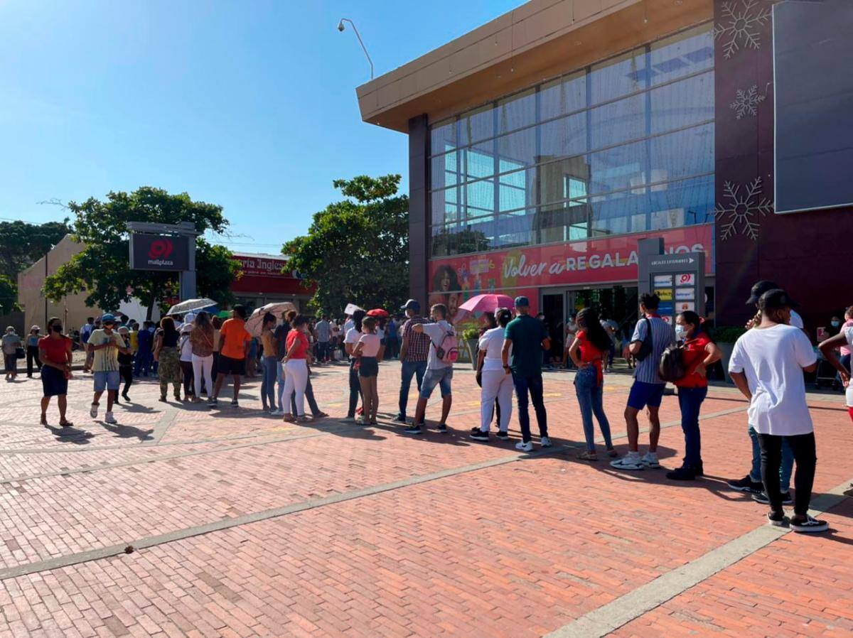 Este es el panorama en el punto de vacunación de Mall Plaza este jueves. //Luis Herrán- El Universal.
