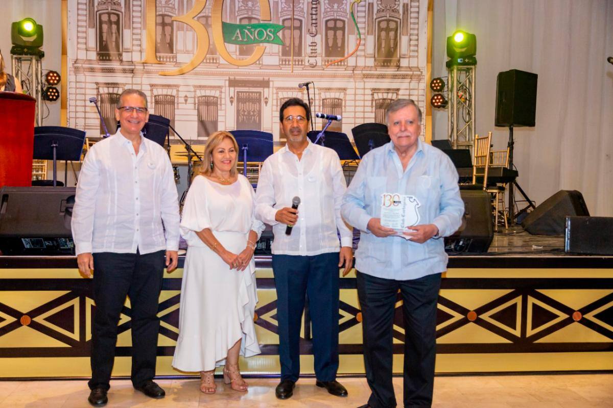 Homenaje a Juan de la Vega, descendiente del socio fundador José María de la Vega Vélez.
