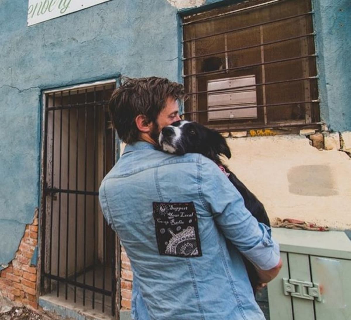Andrew Knapp y su mascota, Momo. Instagram - andrewknapp
