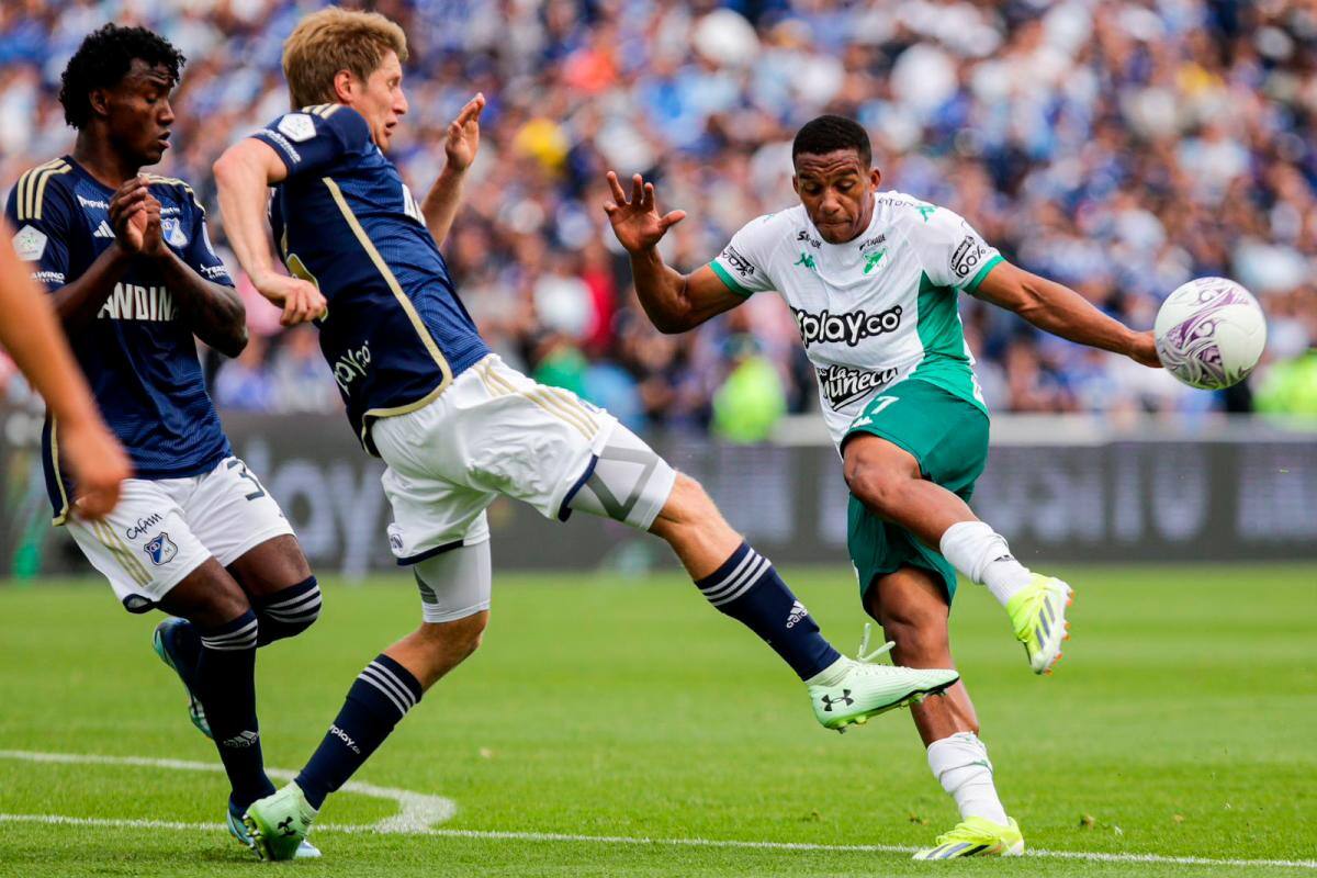Video: hincha de Millonarios defiende a uno del Cali, luego es atacado por seguidores del equipo azul