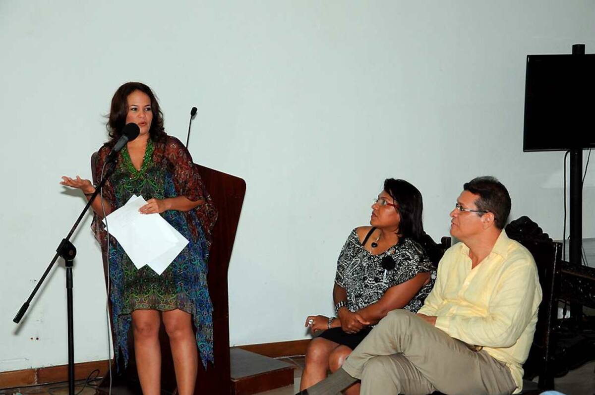La alcaldesa Judith Pinedo exaltando la labor de José Escorcia y Rosalía Mendoza, ganadores de los premios “Compartir al maestro”.