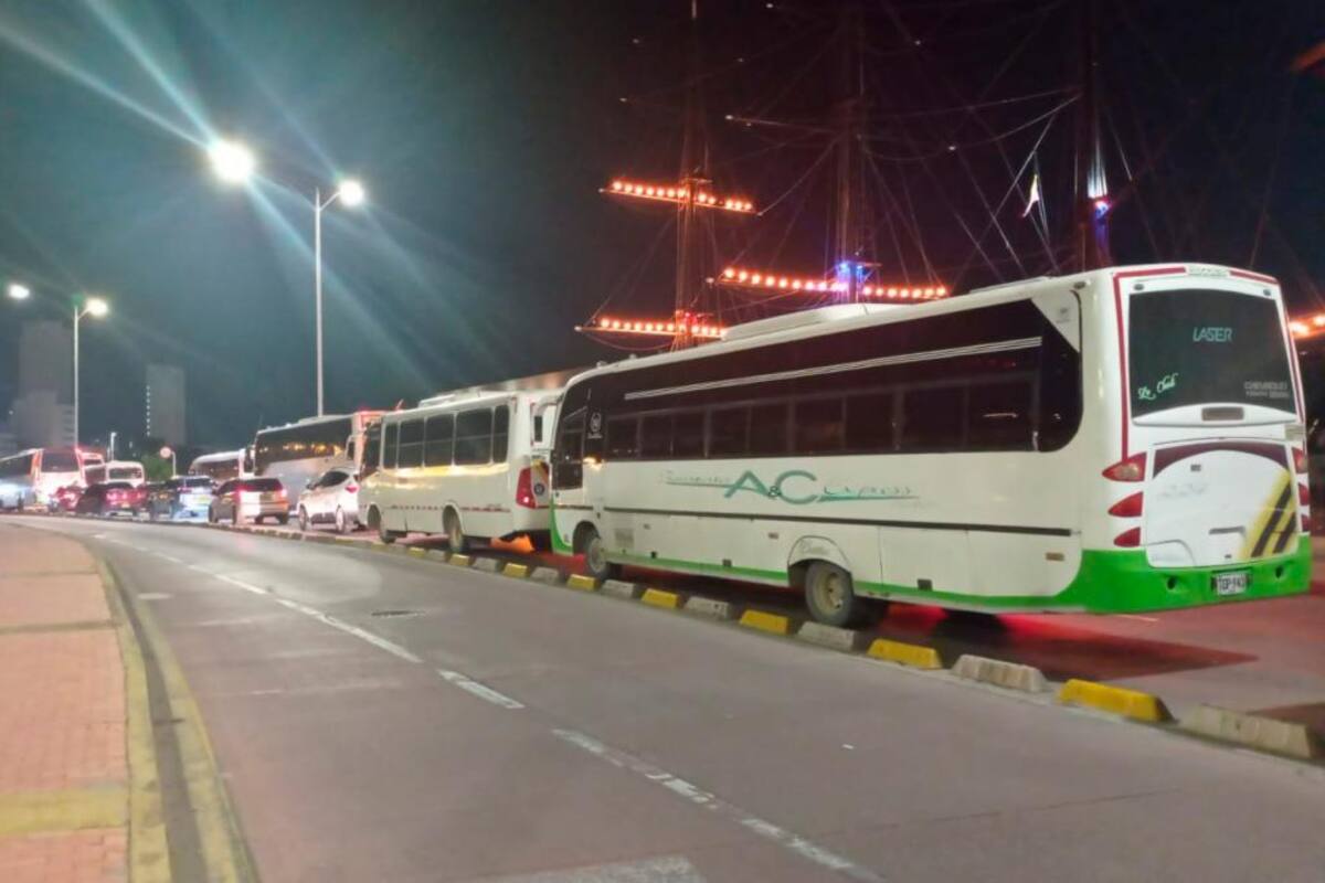 Caos en la movilidad por protesta de conductores de buses de servicio especial