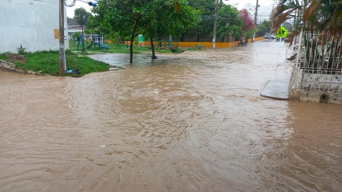 Aguas que bajan de diferentes calles conforman un arroyo contiguo a la IE Soledad Acosta de Samper sede San Fernando. //Julio Castaño - El Universal