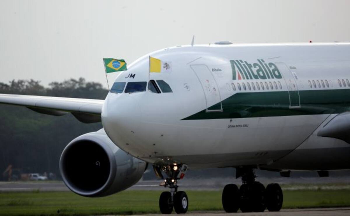 El avión papal realizando el aterrizaje. AP