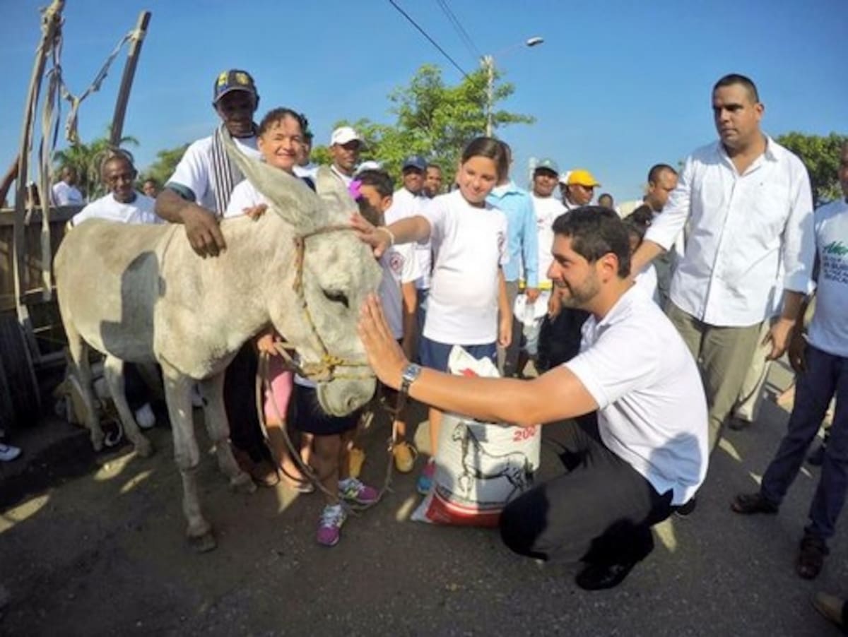 El alcalde Dionisio Vélez encabezó la entrega de 80 motocarros que remplazarán a igual número de carretas de tracción animal en Cartagena. Cortesía