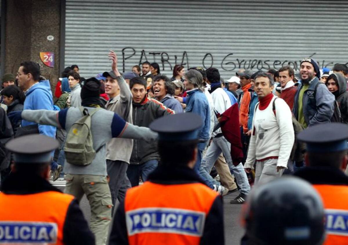 Desde que estallaron las protestas policiales, dos personas han muerto durante los saqueos. AFP