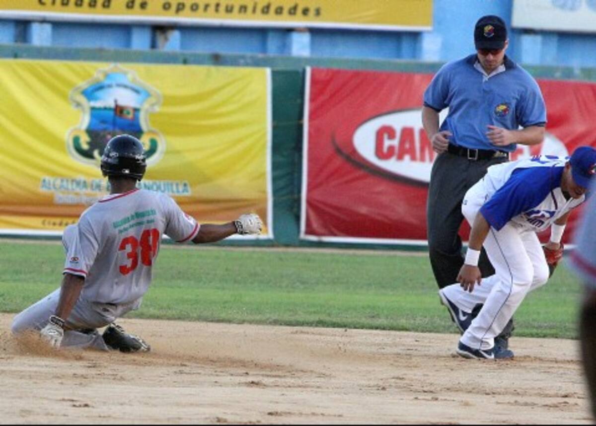 Leones y Caimanes se enfrentaron en los dos primeros juegos de la serie del play off en el estadio Tomás Arrieta de Barranquilla.