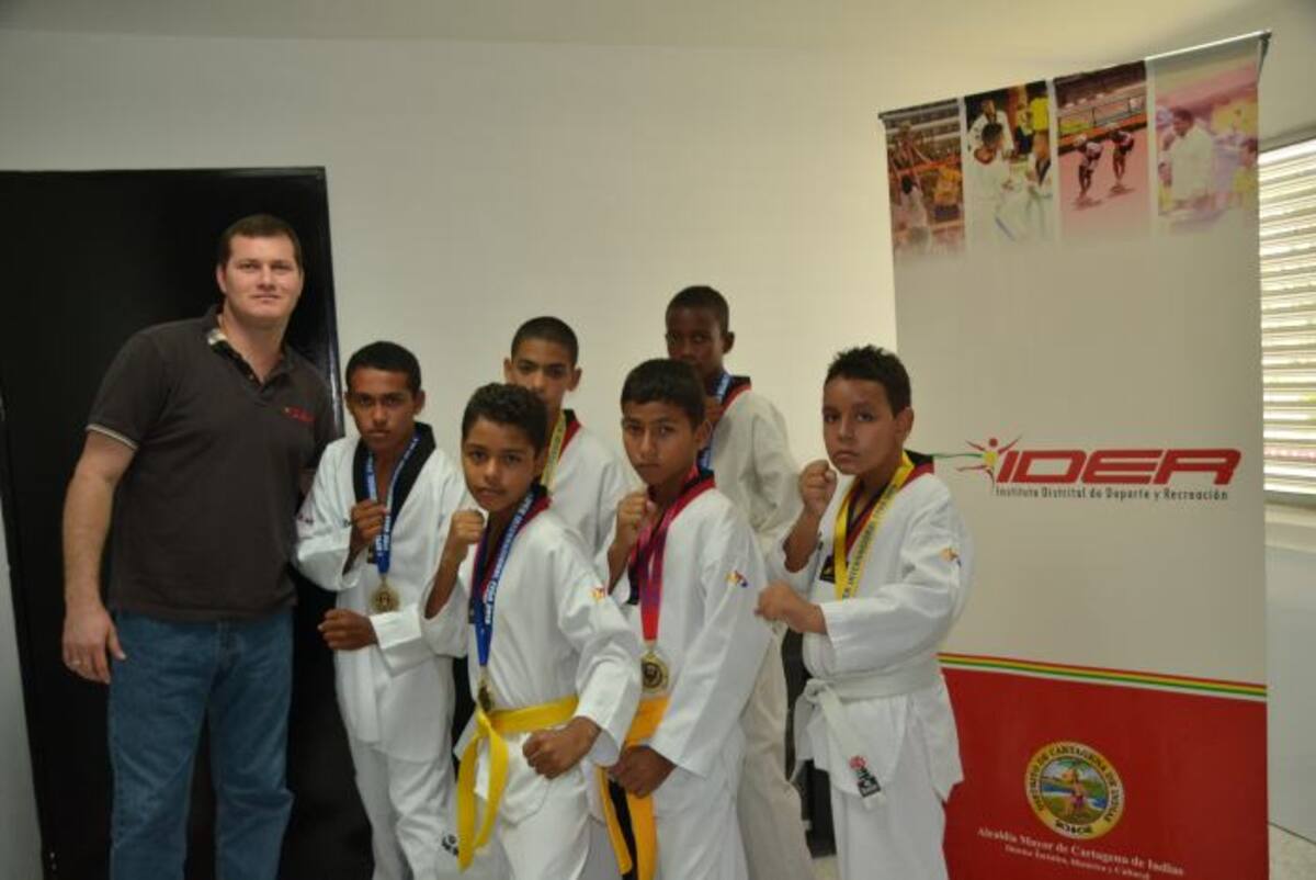 Los niños de la escuela del Ider lograron siete medallas en el Open Internacional de Taekwondo que se disputó en Bogotá. CORTESÍA
