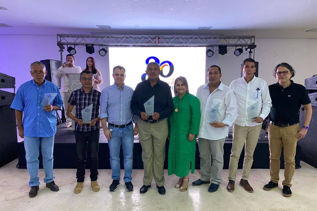Periodista y reportero gráfico de El Universal ganan premio de periodismo