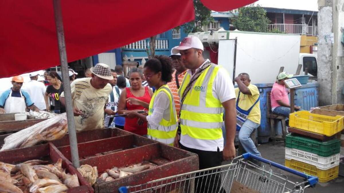 Las charlas de educación ambiental estuvieron dirigidas a vendedores de pescado, plátano y verduras. //Cortesía.
