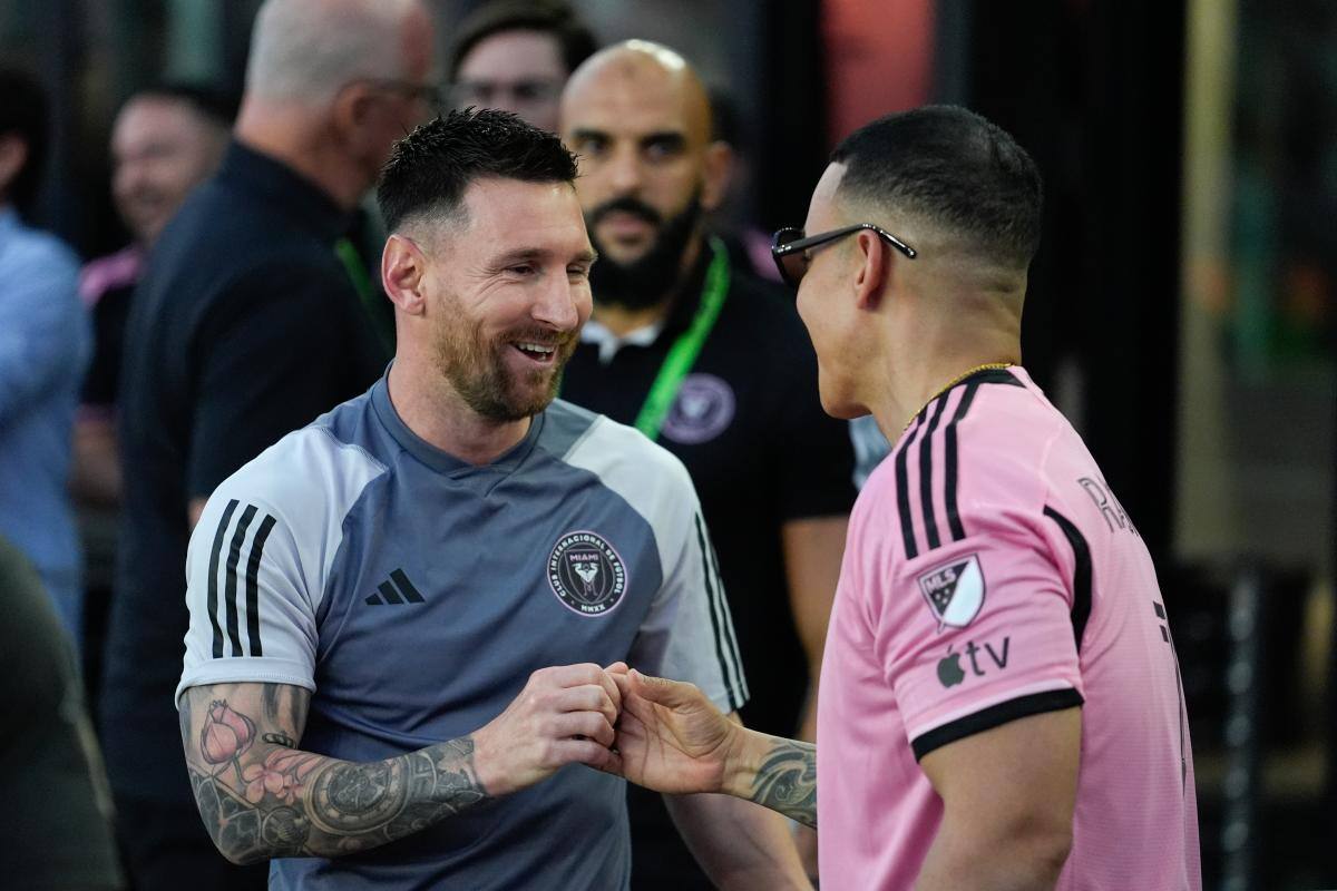 Con Daddy Yankee en las gradas, Lionel Messi volvió con gol