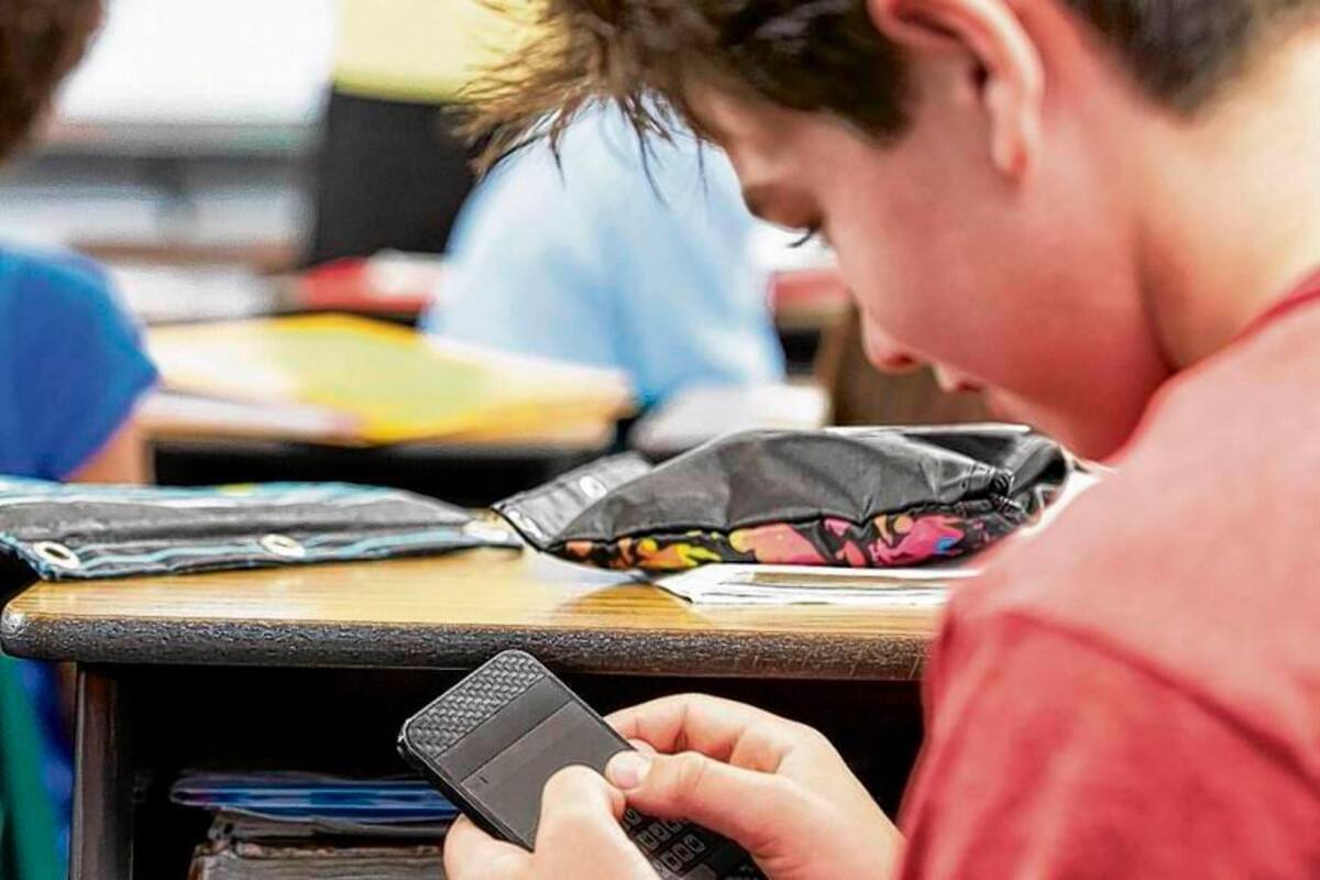 Video: Prohíben pelo largo, perforaciones, novios y celulares en un colegio