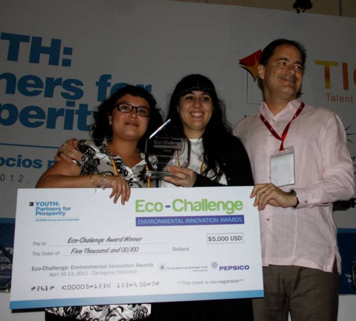 Las argentinas Maure Barriga y Francisca Espinosa, ganaron en la categoría Eco-Reto con un proyecto que convierte aceite casero usado en jabones. ZENIA VALDELAMAR - EL UNIVERSAL