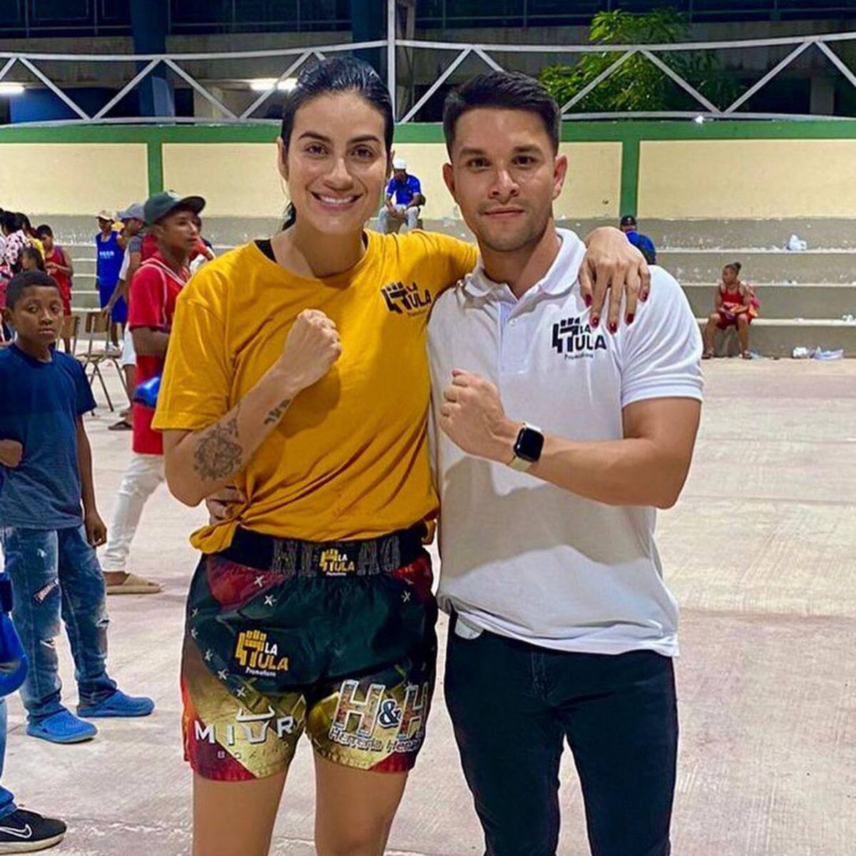 La boxeadora Mónica “La Modelo” Henao y su apoderado Rafael Sánhez, de "La Tula Promotions".