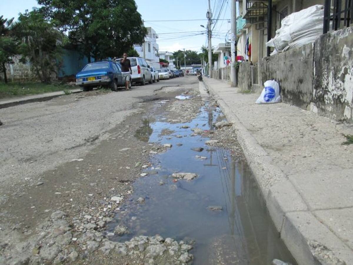La vía principal, además de espaciosa, resulta ser una buena conexión entre la Avenida del 13 de Junio con los barrios Los Alpes, Las Gaviotas, Olaya Herrera y Los Cerezos. FOTO RUBEN DARIO ALVAREZ-EL UNIVERSAL.