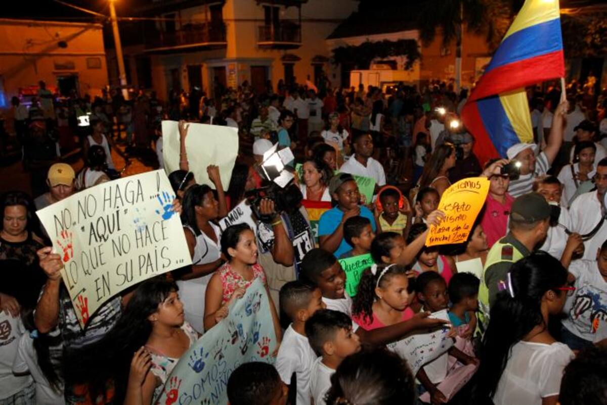 Protesta de la comunidad de Getsemaní contra consumidores de drogas y borrachos en la Plaza de la Trinidad. JULIO CASTAÑO - EL UNIVERSAL