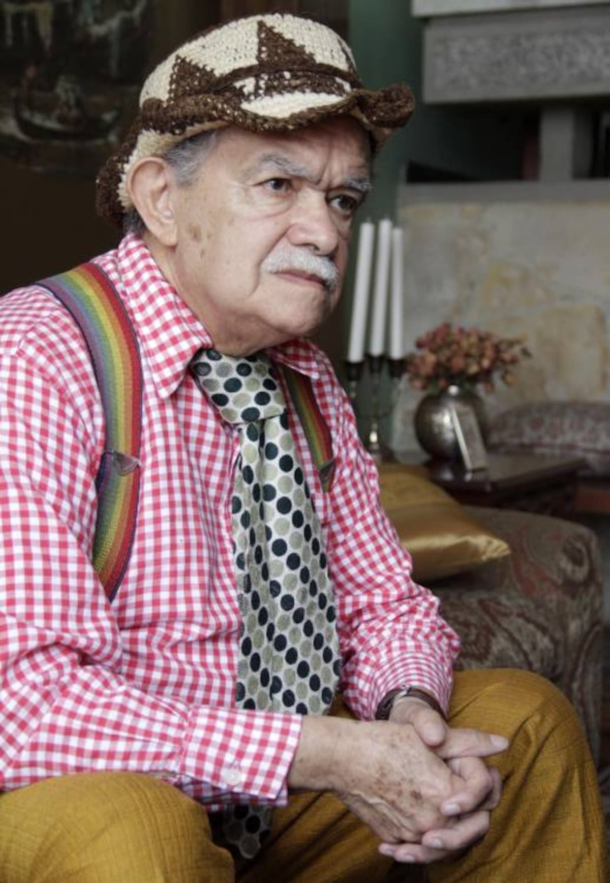 Héctor Ulloa personificando a 'Don Chinche'.