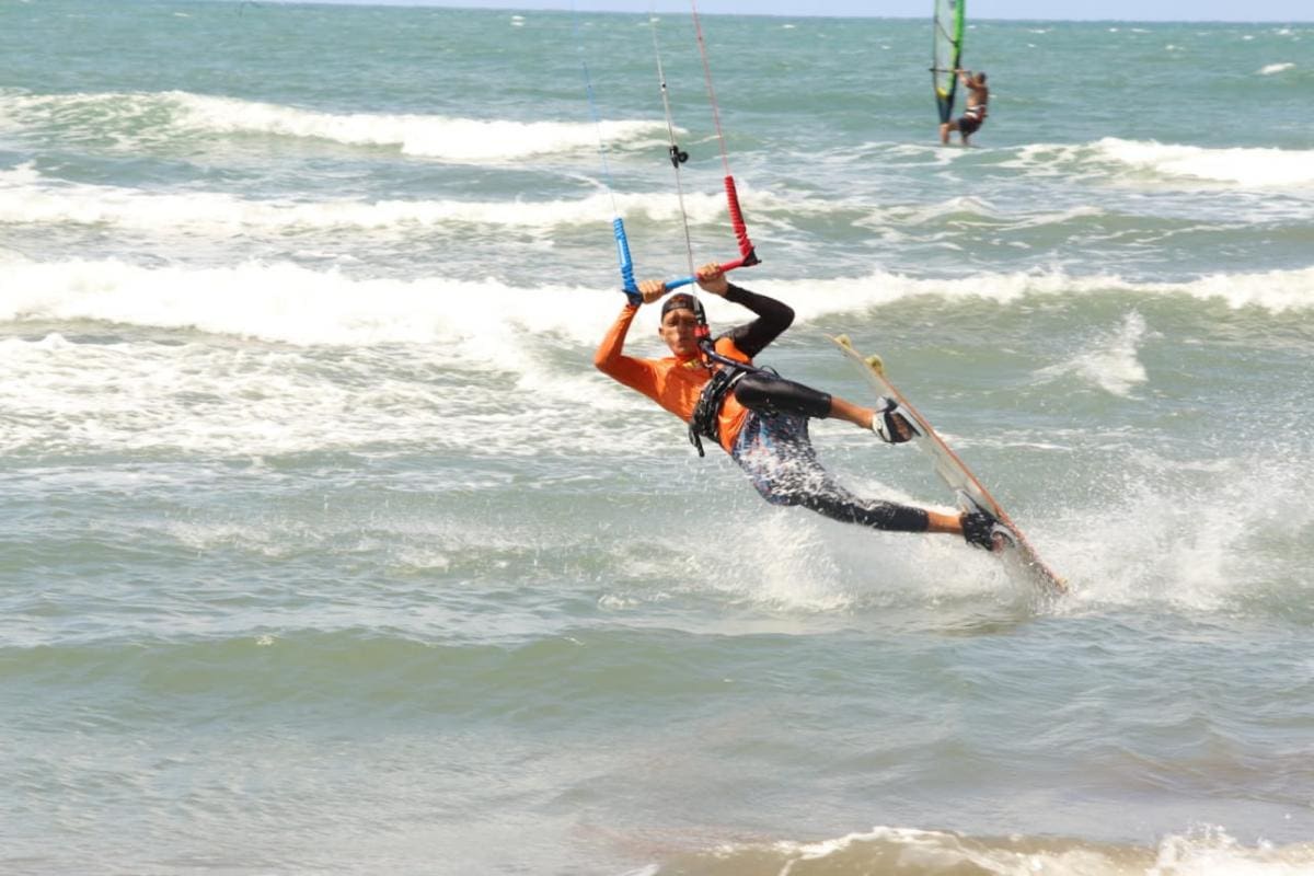 Llegan deportistas para la parada del Campeonato Mundial de Kitesurf