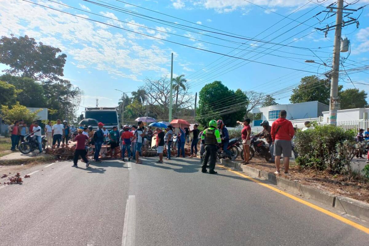 Habitantes de urbanización en Turbaco bloquean Troncal de Occidente