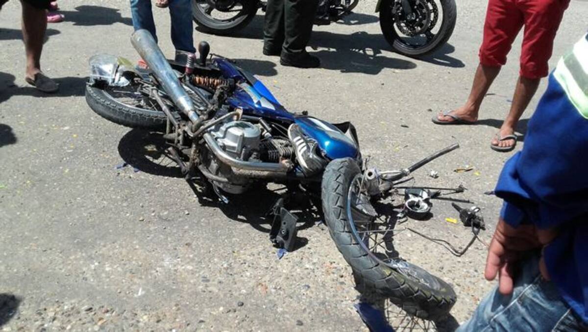 La motocicleta quedó totalmente destruida, tras el choque con la buseta.