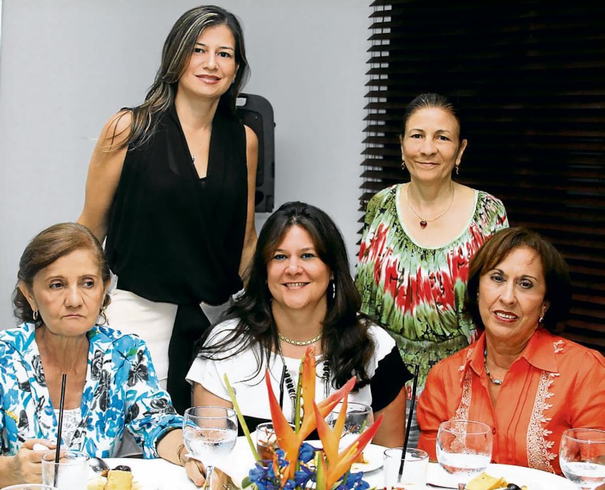 De pie: Paola Álvarez y María Elena Peinado; sentadas: Regina Peinado, Blanca Verbel y Tere de Ramírez.