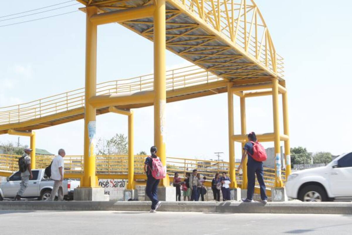 Esta infracción se ve a diario en los puentes de la Transversal 54. EL UNIVERSAL