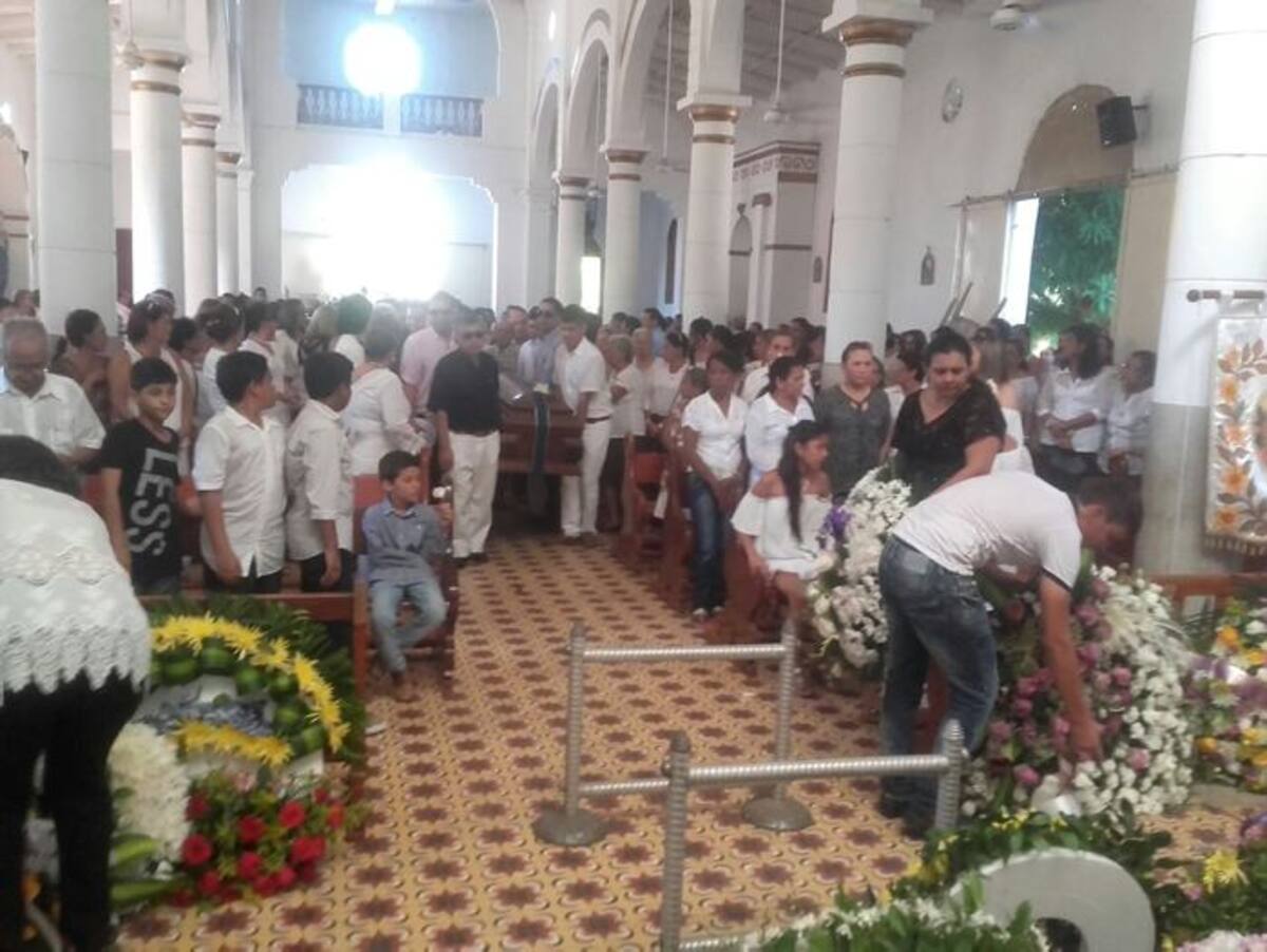 Al sepelio asistieron familiares y amigos de Emiro Cerro quienes dieron una emotiva despedida a uno de los más conocidos ganaderos de la región sucreña.
