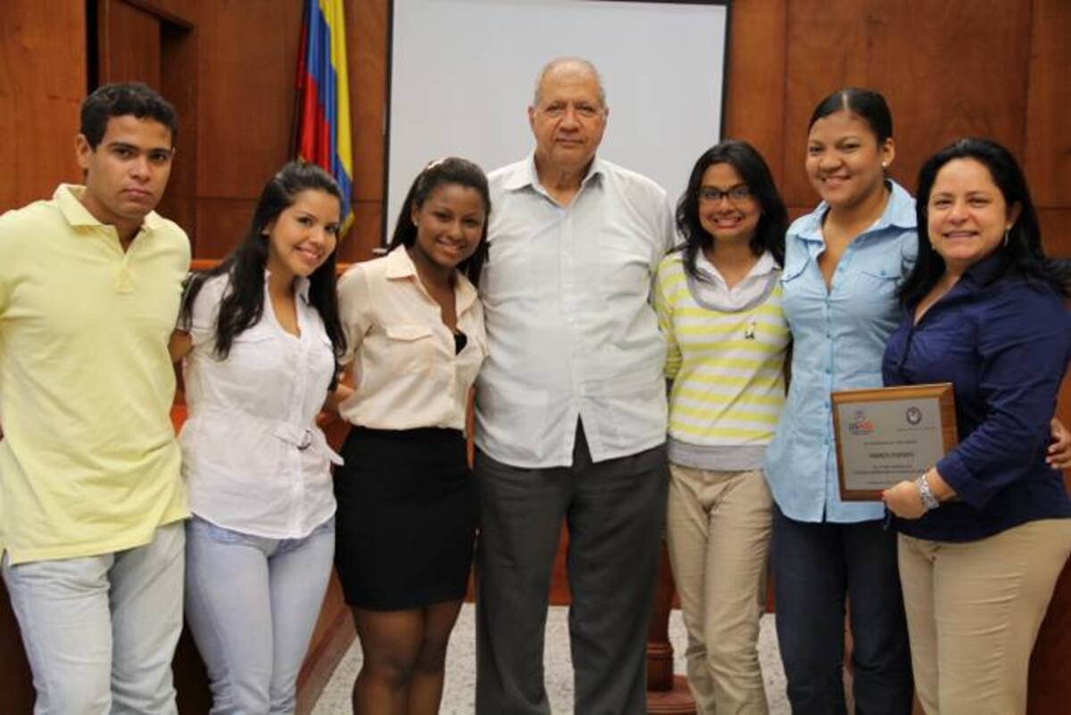Los estudiantes ganadores junto al docente Miguel Yacamán Yidis y la decana de Derecho, Josefina Quintero Lyons. cortesia