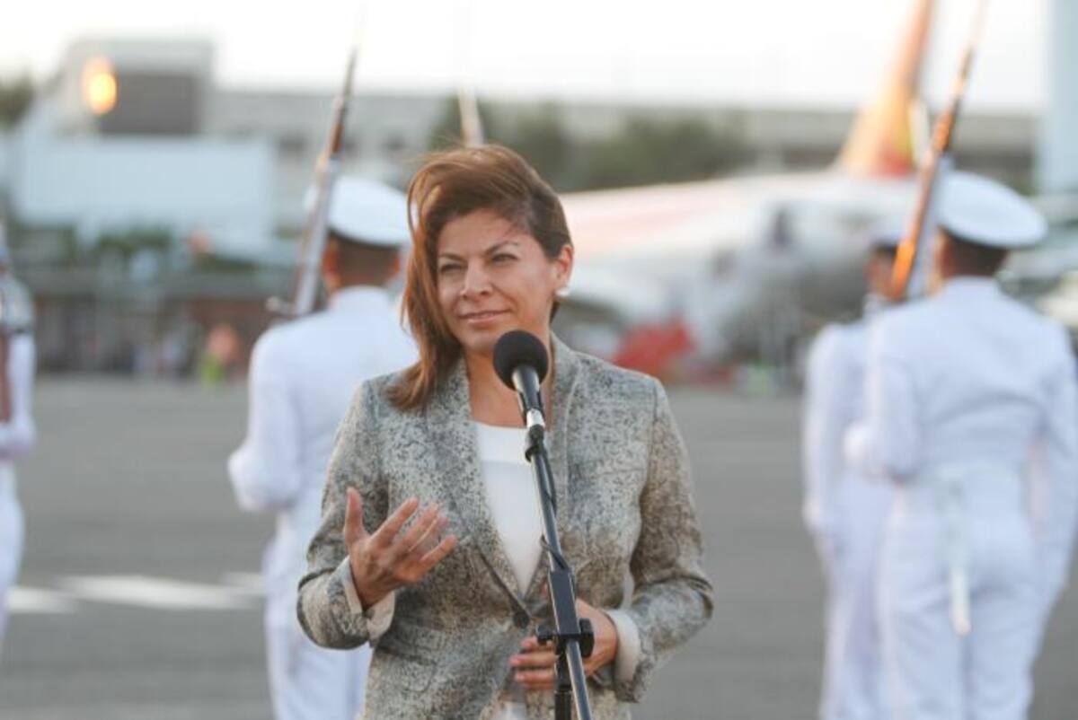 Laura Chinchilla, presidenta de Costa Rica, en el aeropuerto Rafael Núñez de Cartagena. OSCAR DÍAZ/EL UNIVERSAL