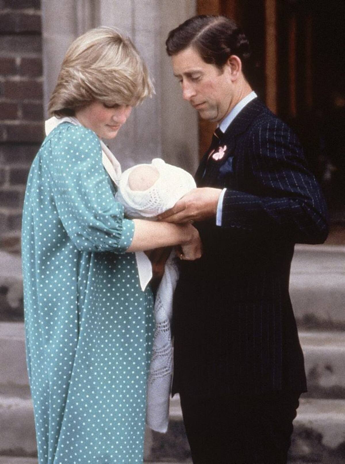 Día en que el el príncipe Carlos y su entonces esposa, la princesa Diana, presentaron a su hijo Guillermo. Similitudes reales. ARCHIVO