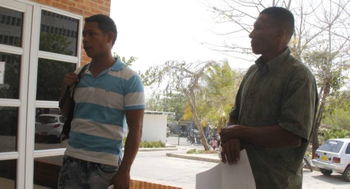 David Canchila, tío de Henry, y Nicolás Cogollo, su padre, reclamaban ayer el cadáver del joven en la morgue. Será sepultado en Montería.