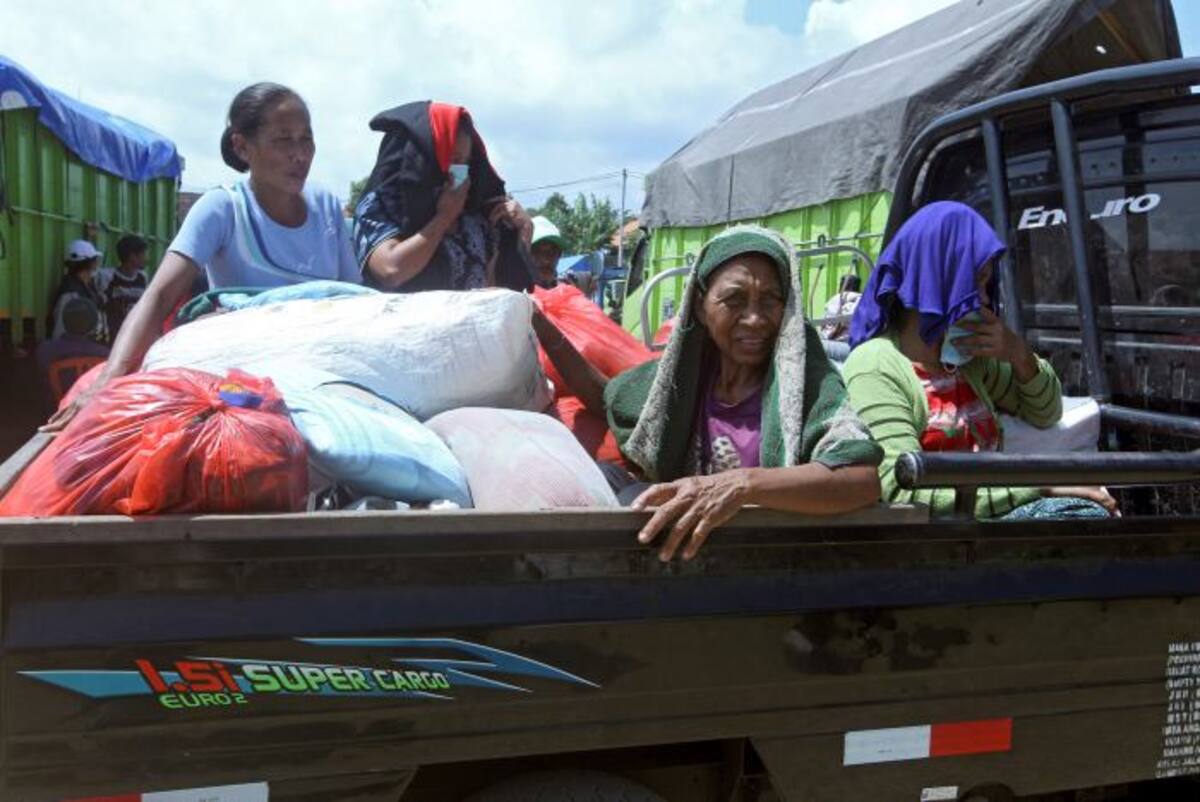 La Agencia Nacional de Alivio de Desastres ordenó una evacuación en un radio de 9 kilómetros desde el cráter. AP Firdia Lisnawati