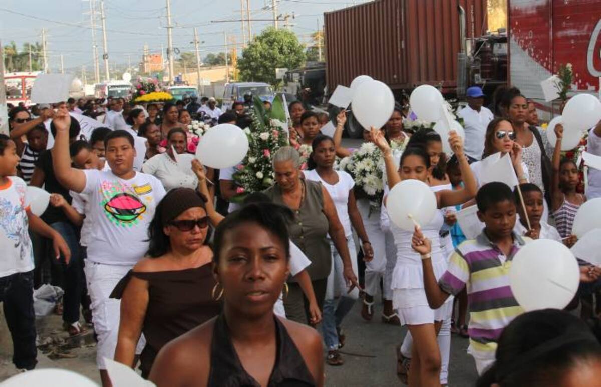 Amigos y familiares de Mary Claudia se reunieron para despedir a la niña de 6 años que murió este miércoles víctima de un atentado con granada en Santa Marta. Zenia Valdelamar, El Universal