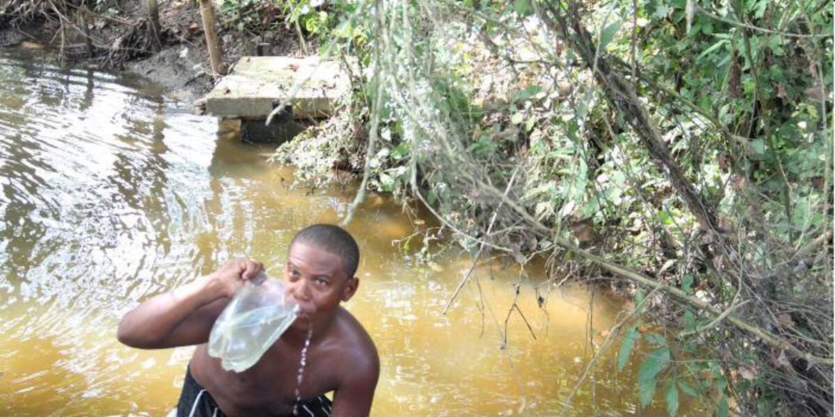 Ante la necesidad, varias personas se arriesgan a consumir el agua de los arroyos y caños. Gabriel J. García G.