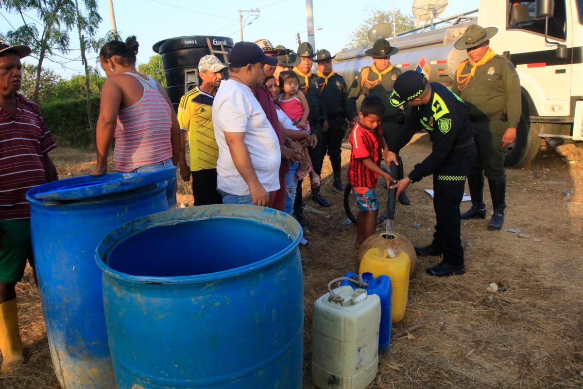 La Policía de Bolívar acudió al llamado de la población y llevó 15 mil litros de agua a El Remanso. //Fotos: Julio Castaño - El Universal