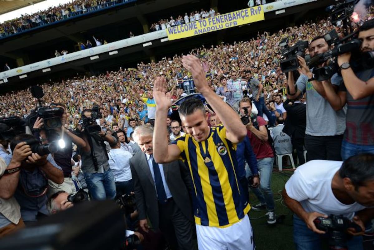 Robin Van Persie durante su presentación con el Fenerbahçe. AFP OZAN KOSE
