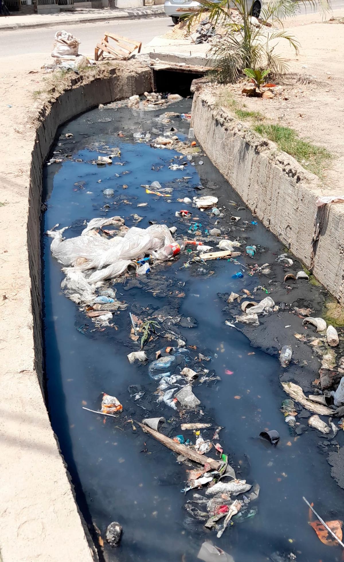 Los habitantes de Arroz Barato dicen que los canales del barrio están en pésimas condiciones por falta de cultura ciudadana.