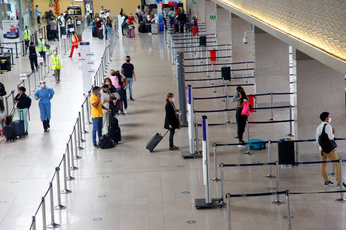 Más viajeros se animan a montarse en avión