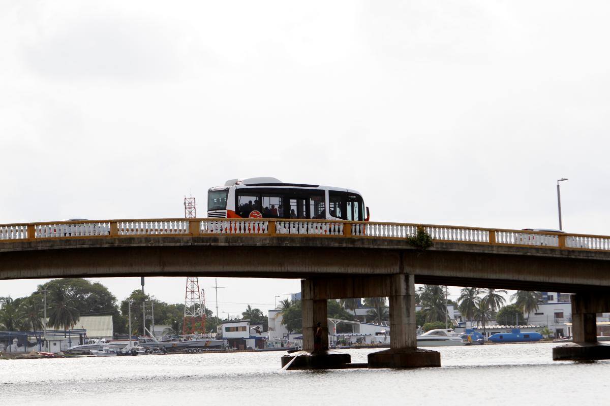 Tras el cierre del puente Las Palmas, la movilidad en Manga se ha visto seriamente afectada. Conductores y residentes de la zona se quejan por los constantes trancones. //Óscar Díaz - El Universal
