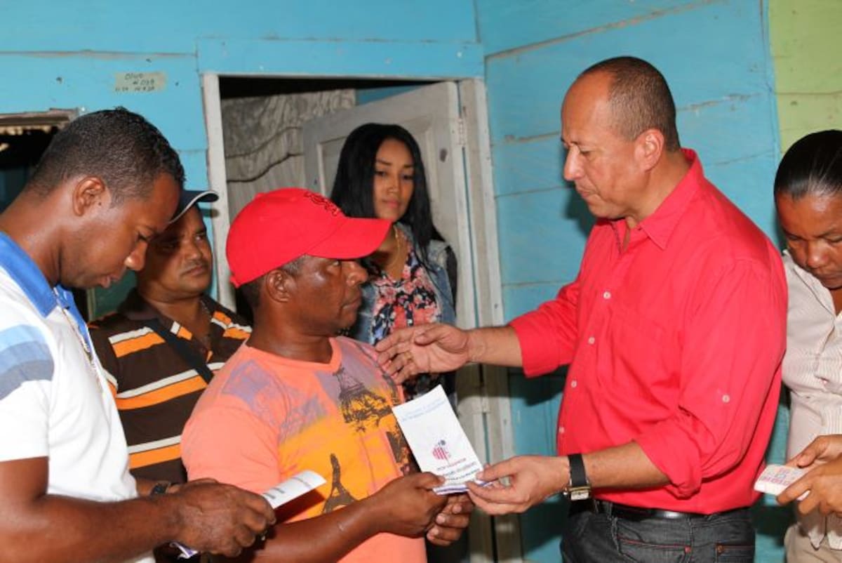 El alcalde de Santa Rosa, Rafael Gómez, visita las casas del municipio para invitar a la comunidad a que haga las denuncias de hechos sospechosos. Oscar Díaz/El Universal