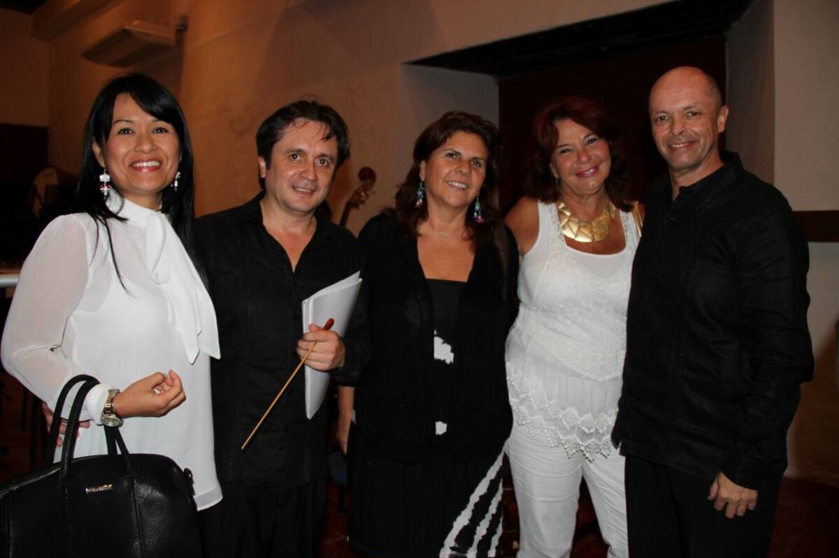 Lucy Espinosa, Germán Céspedes, director de la orquesta; Mariaté García Román, Patricia Borda y César López.