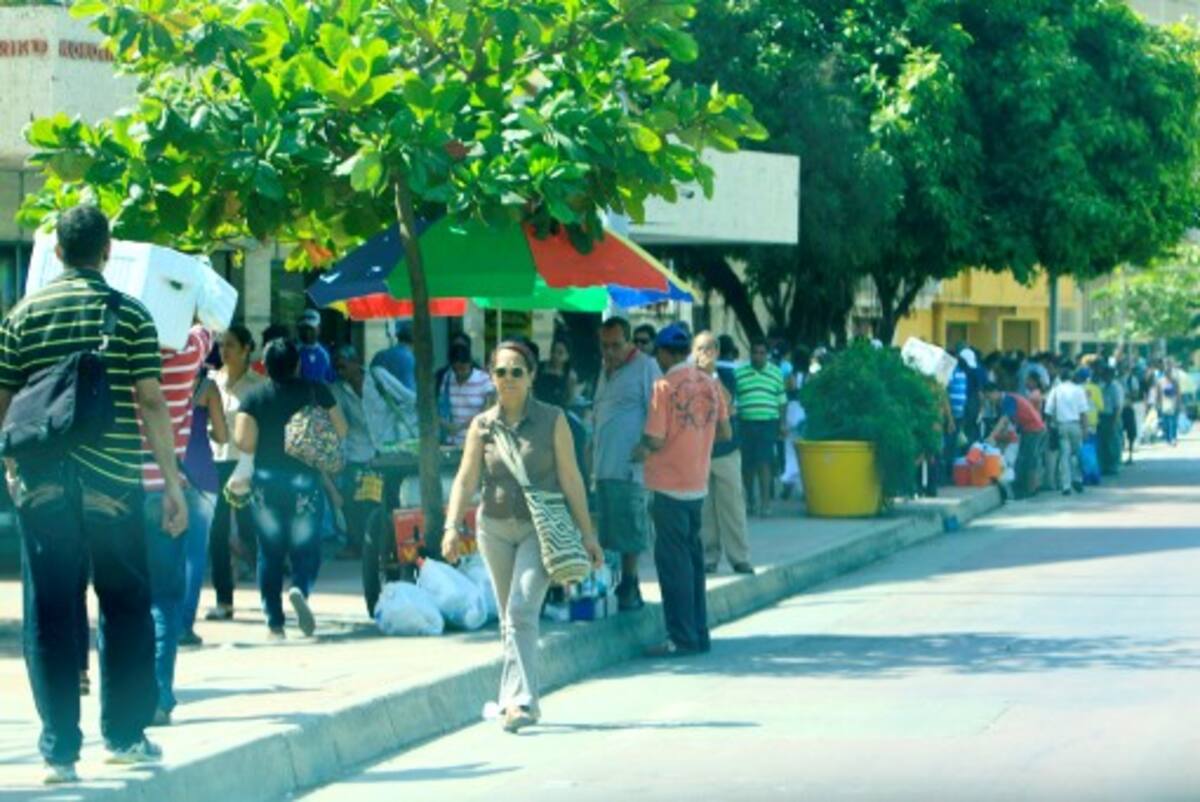 La avenida venezuela está de nuevo llena de ventas por todos lados Julio Castaño