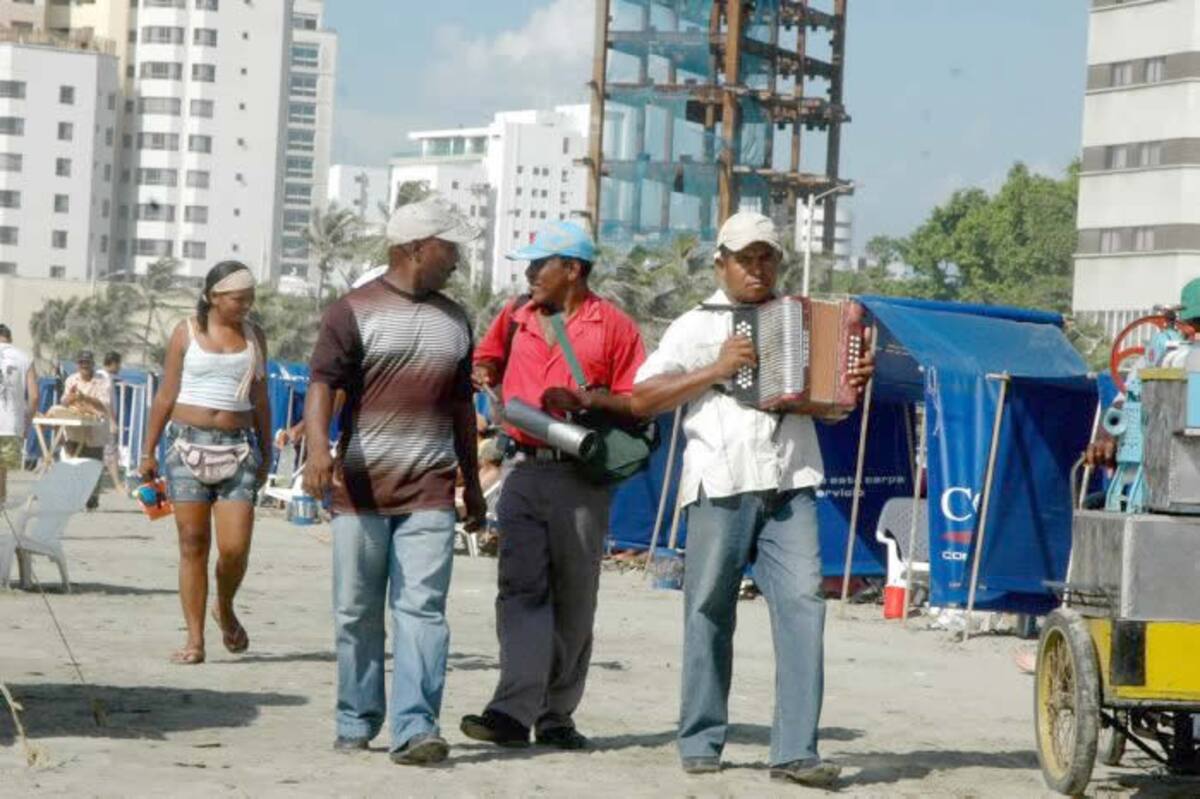 Los músicos se rebuscan en el día tocando las playas de Bocagrande.