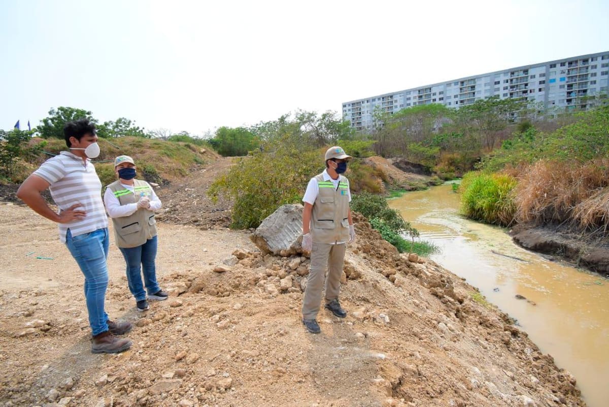 Funcionarios del EPA Cartagena supervisan las labores de limpieza del Arroyo Matute en el barrio Ternera.