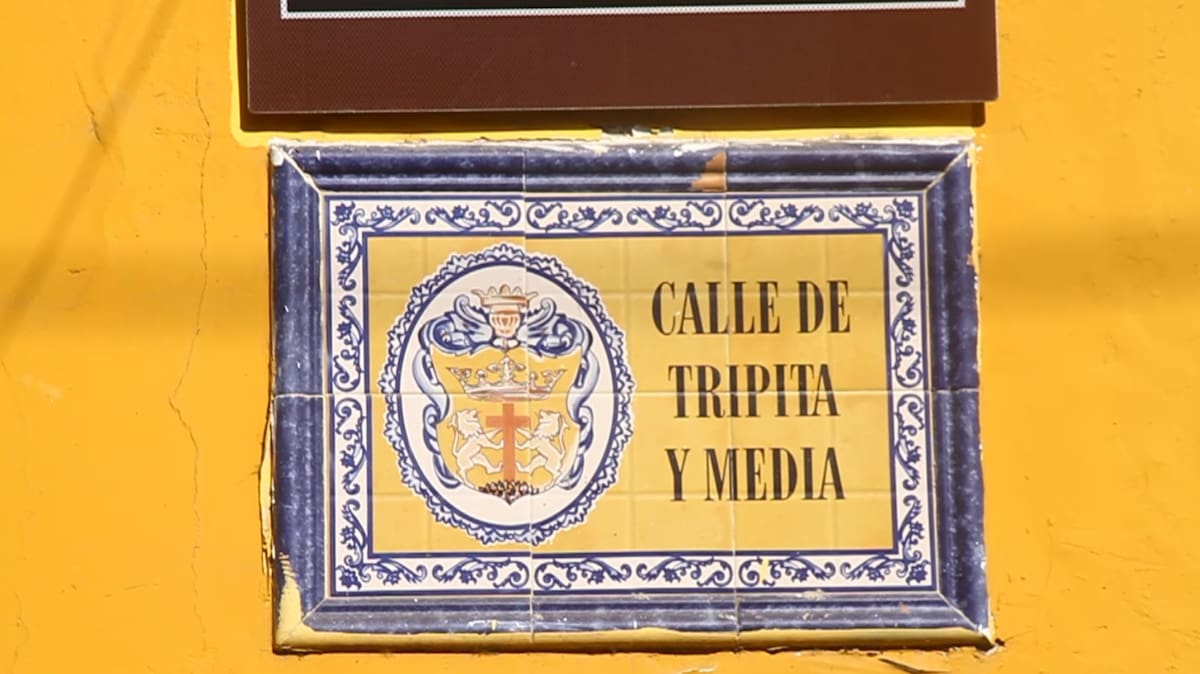 Letrero de la entrada a la calle "Tripita y Media" El universal