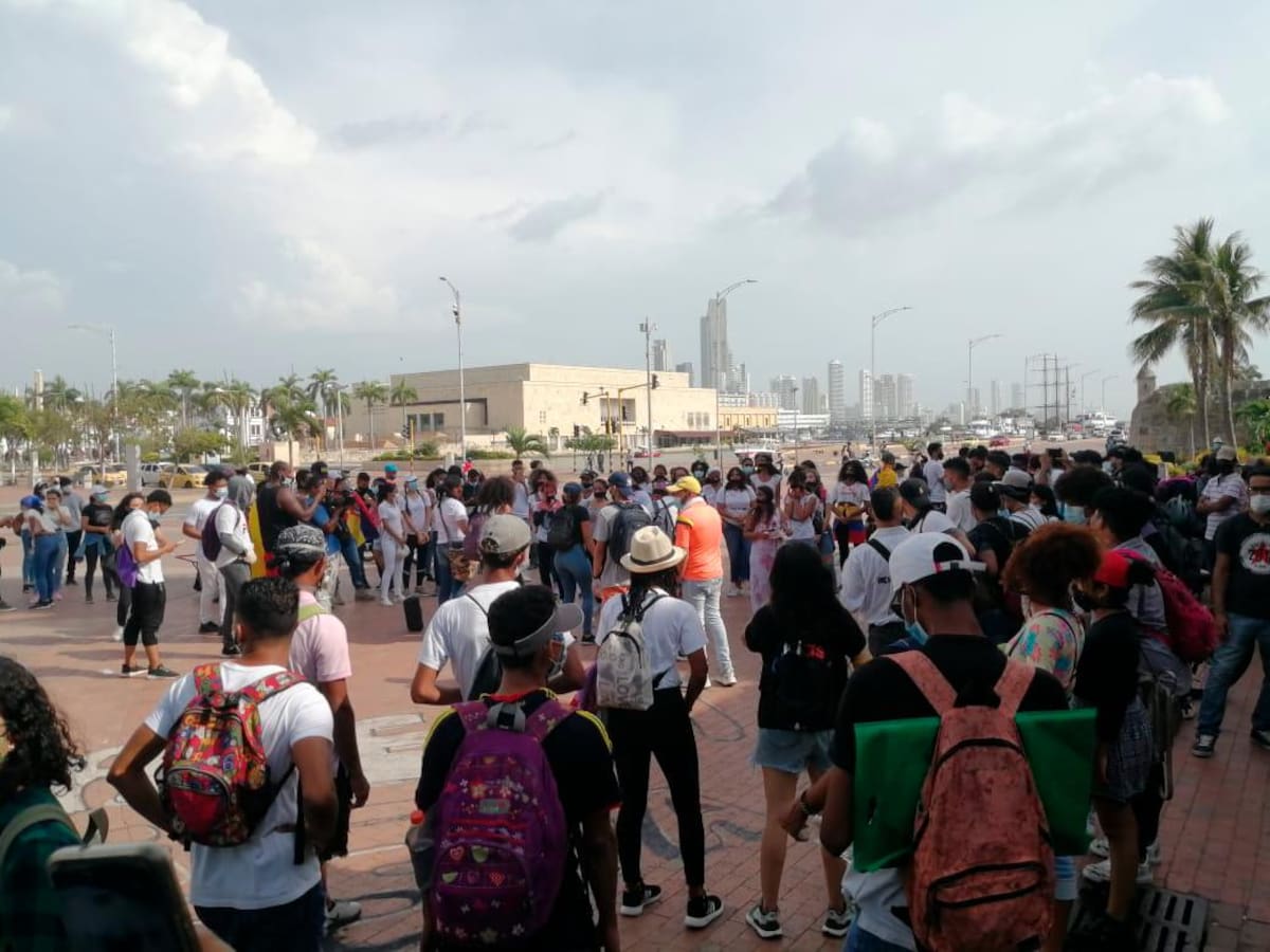 Ciudadanos se reúnen para participar de la manifestación artística que sale de la Torre del Reloj hacia María Auxiliadora. //Óscar Díaz - El Universal.