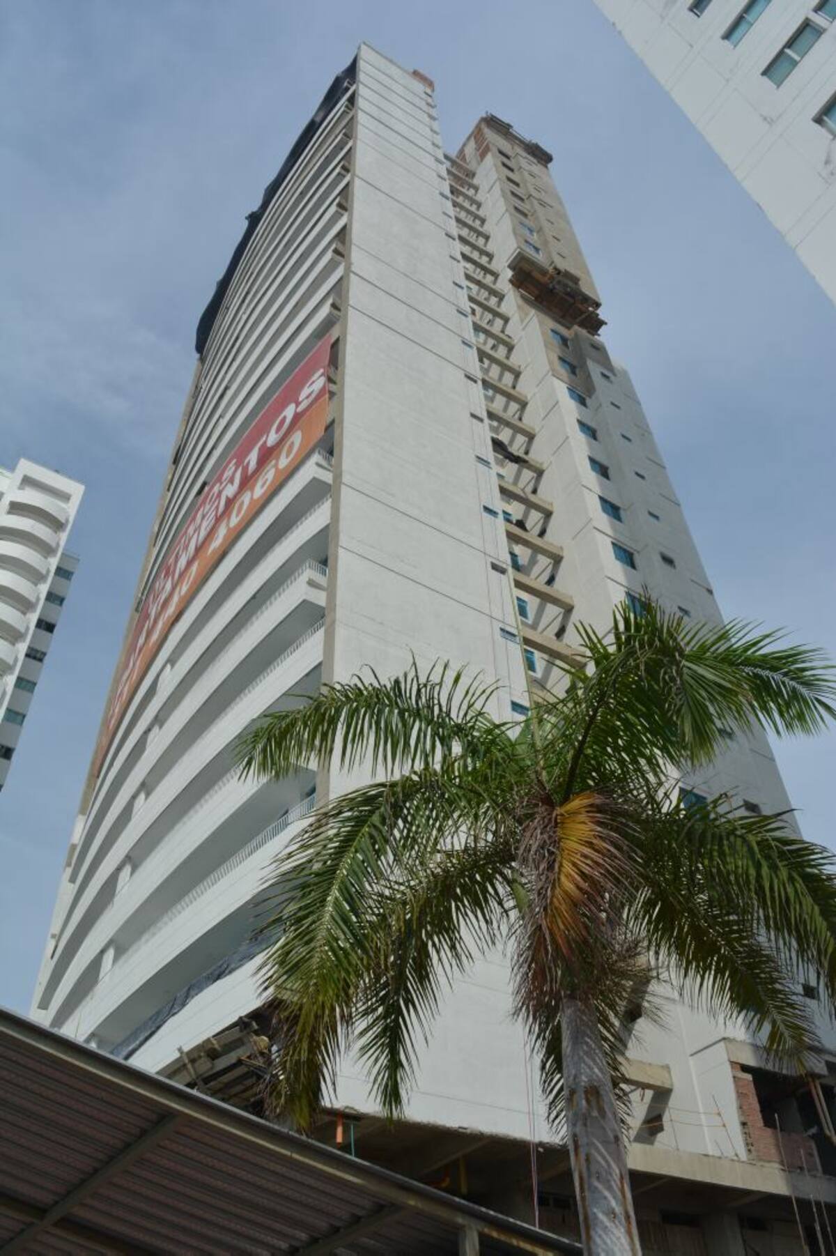 Edificio Fragata, en construcción, en la Carrera 24 de Manga.